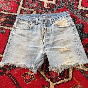 Y2K Levis ladies shorts 🌟 Perfectly distressed